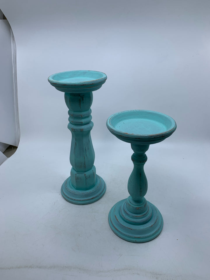 2 DISTRESSED TEAL PILLAR CANDLE HOLDERS.