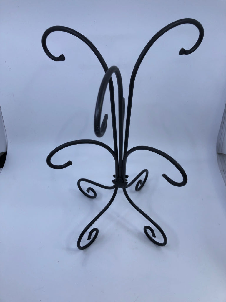 WROUGHT IRON MUG TREE W MAPLE LEAF ACCENTS.