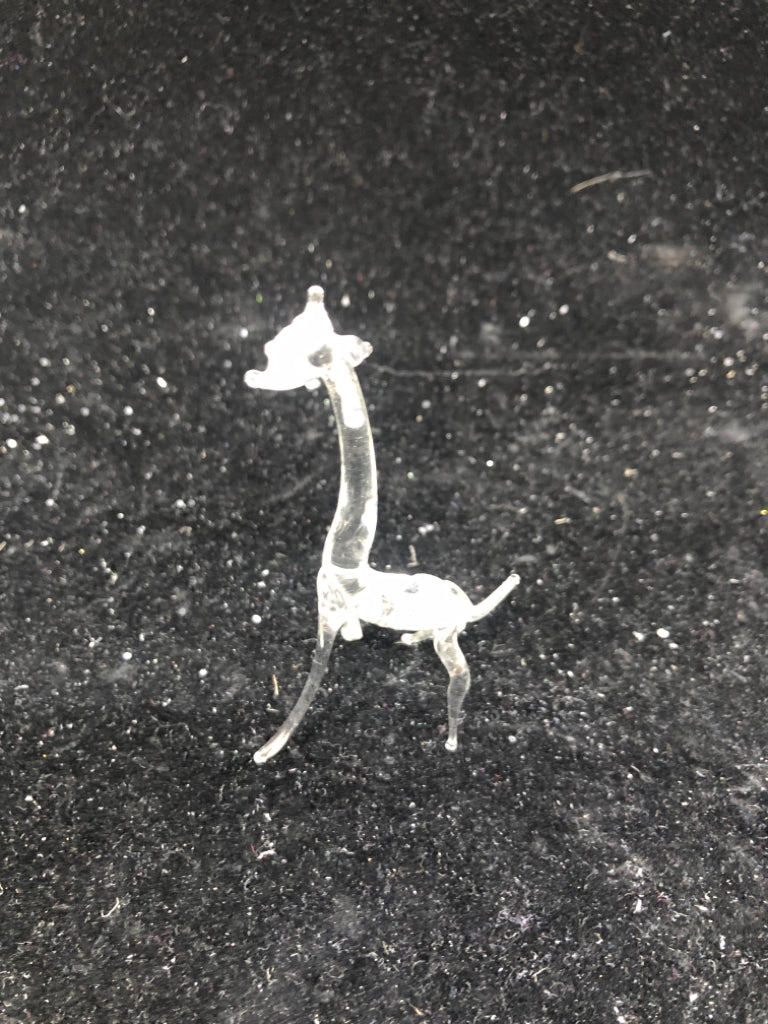 DELICATE GLASS GIRAFFE.