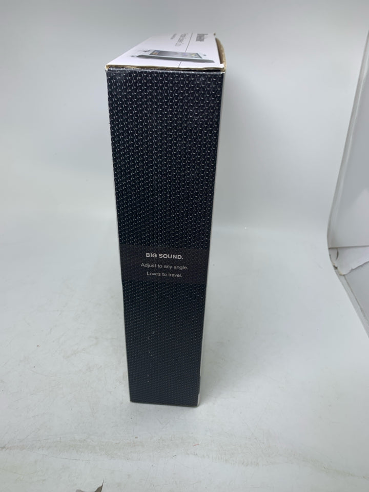 NIB PORTABLE SPEAKER DOCK FOR IPAD/ IPAD 2 TABLETS.