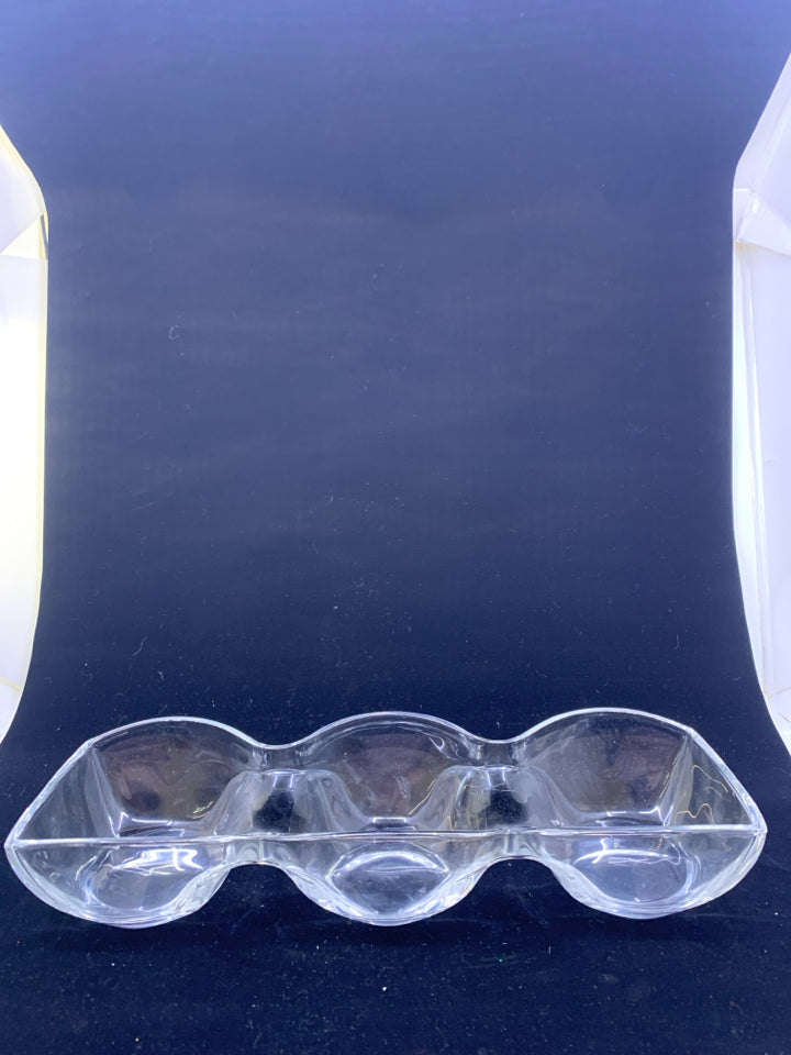 CLEAR GLASS 3 DIVIDED SERVING TRAY.