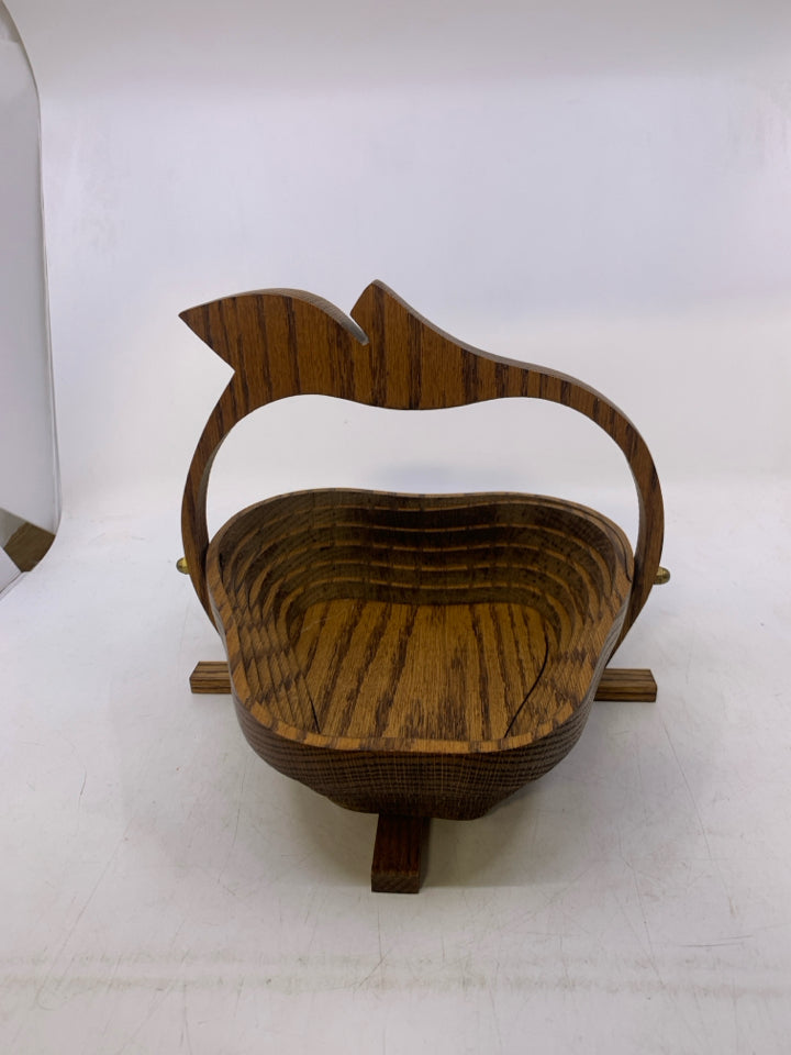 WOOD COLLAPSIBLE APPLE SHAPED BASKET.