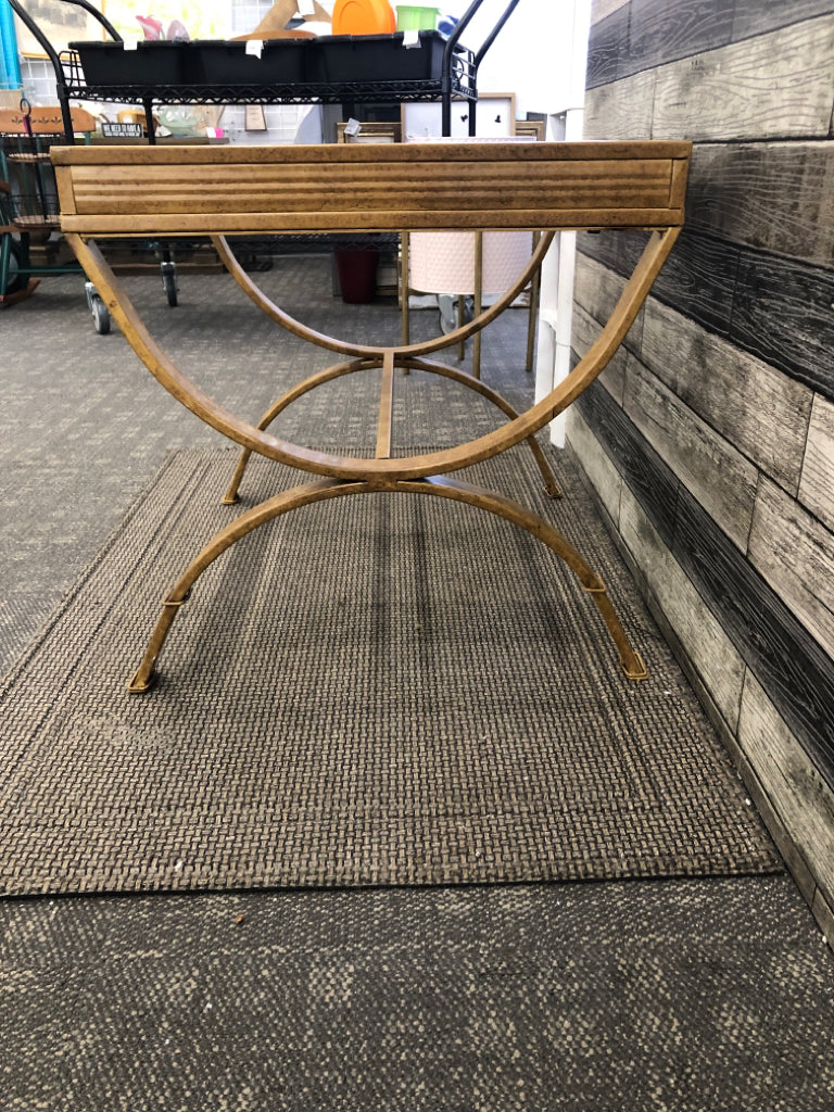 MODERN GLASS/METAL END TABLE.