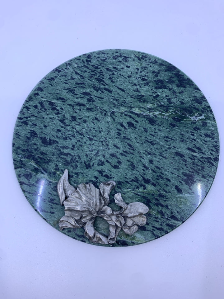 GREEN MARBLE SERVING TRAY WITH PEWTER FLOWER.