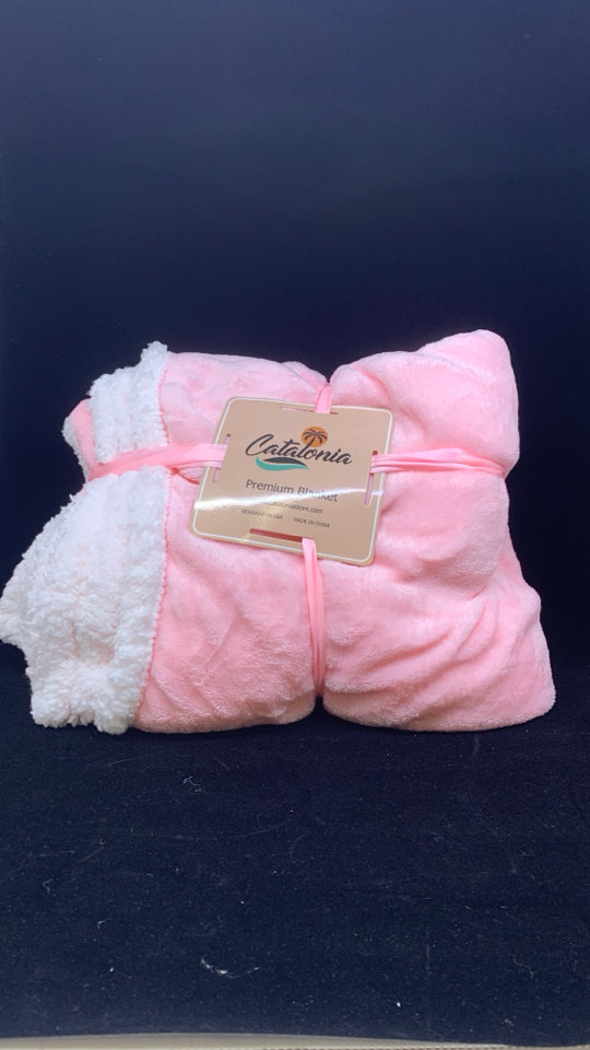 NIP PINK/WHITE THROW BLANKET