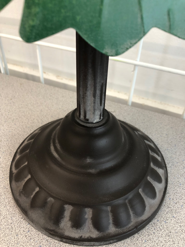 METAL CHRISTMAS TREE W/METAL BASE.
