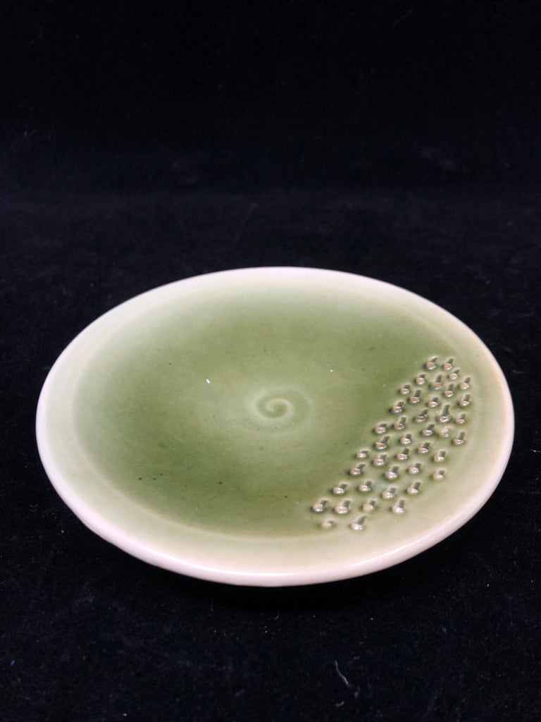GREEN CERAMIC GARLIC GRATE PLATE.