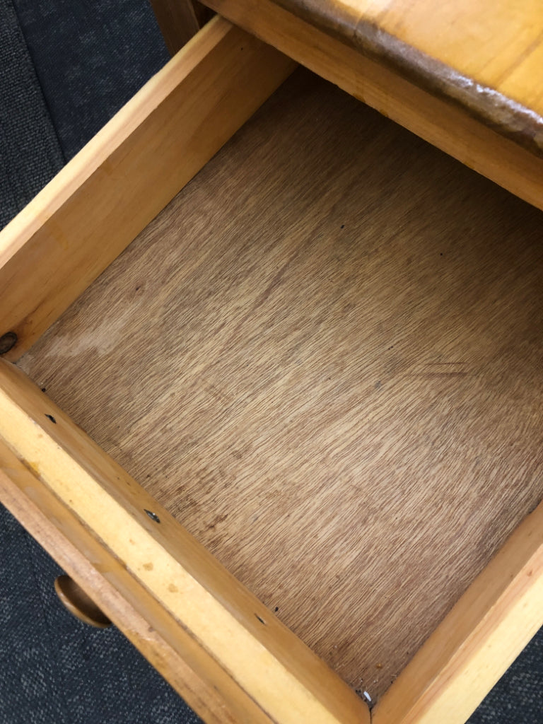 LIGHT WOOD STORAGE END TABLE W/DRAWER.