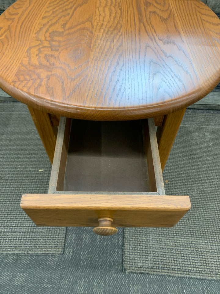 WOOD OVAL SIDE TABLE W/DRAWER.