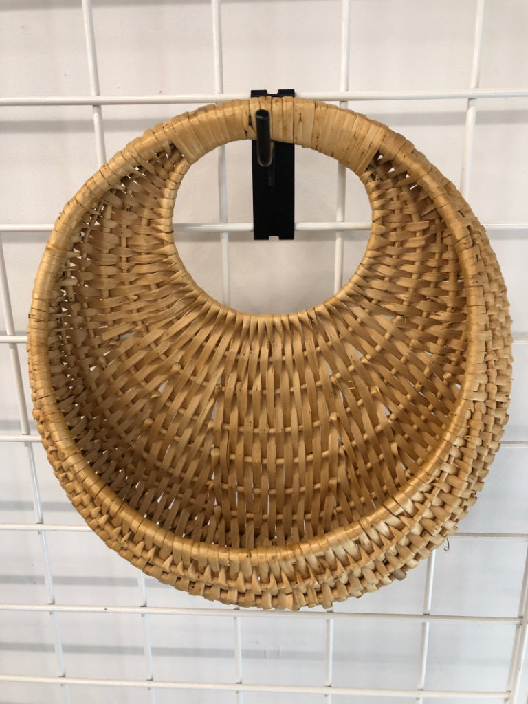 RATTAN WOVEN WALL BASKET.