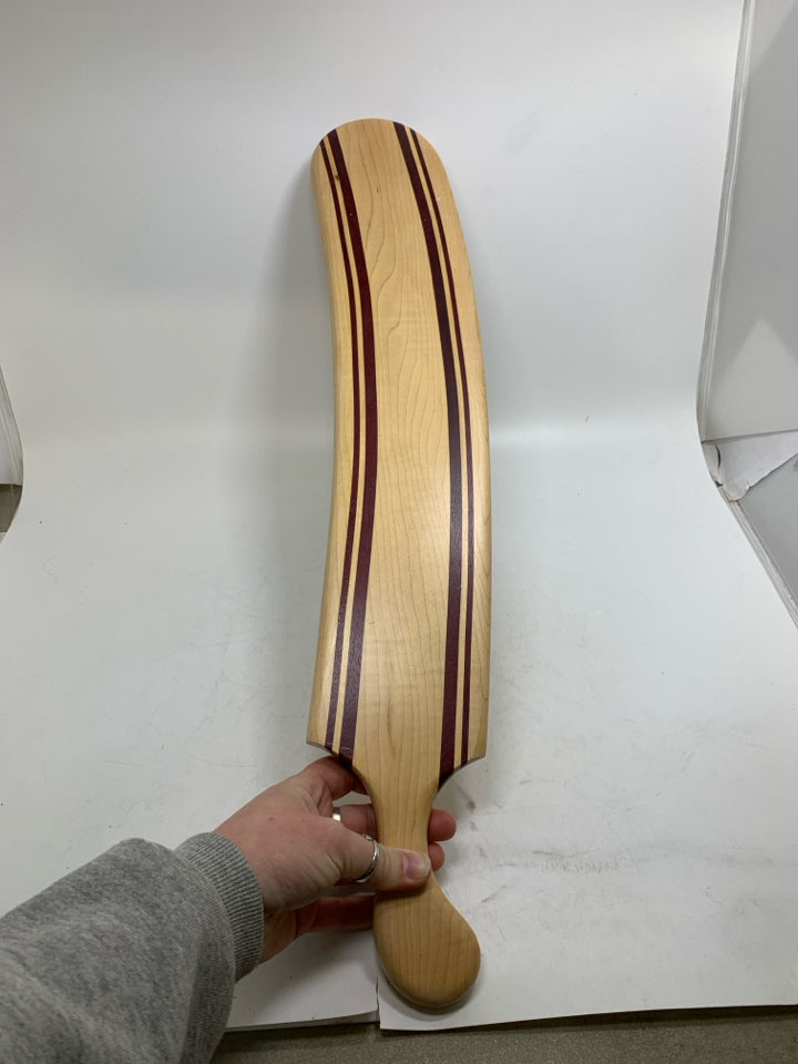 LONG NARROW TWO TONED WOOD CHEESE BOARD W/ HANDLE.