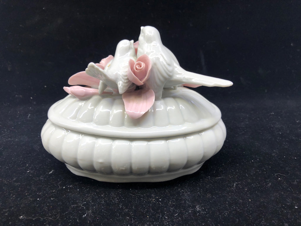 FINE PORCELAIN WHITE TRINKET BOX W/REMOVABLE COVER 2 BIRDS AND PINK FLOWERS.