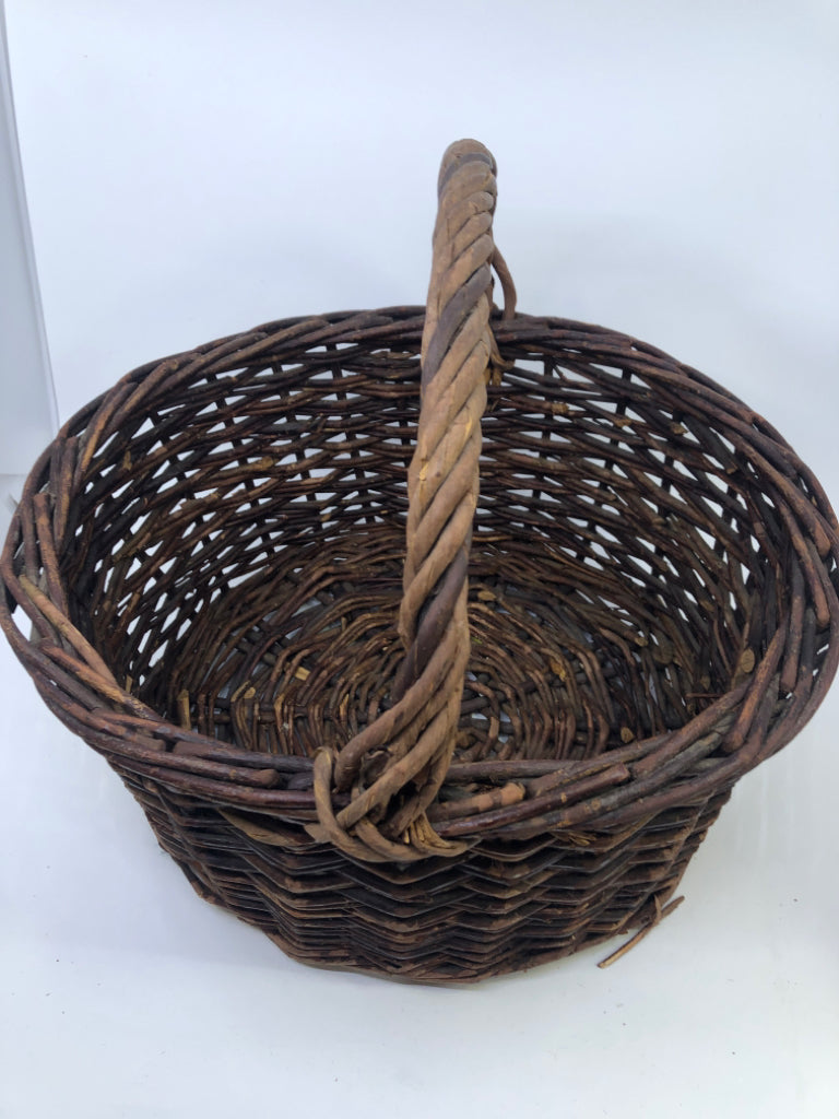 DARK OVAL BASKET W/BRAIDED HANDLE.