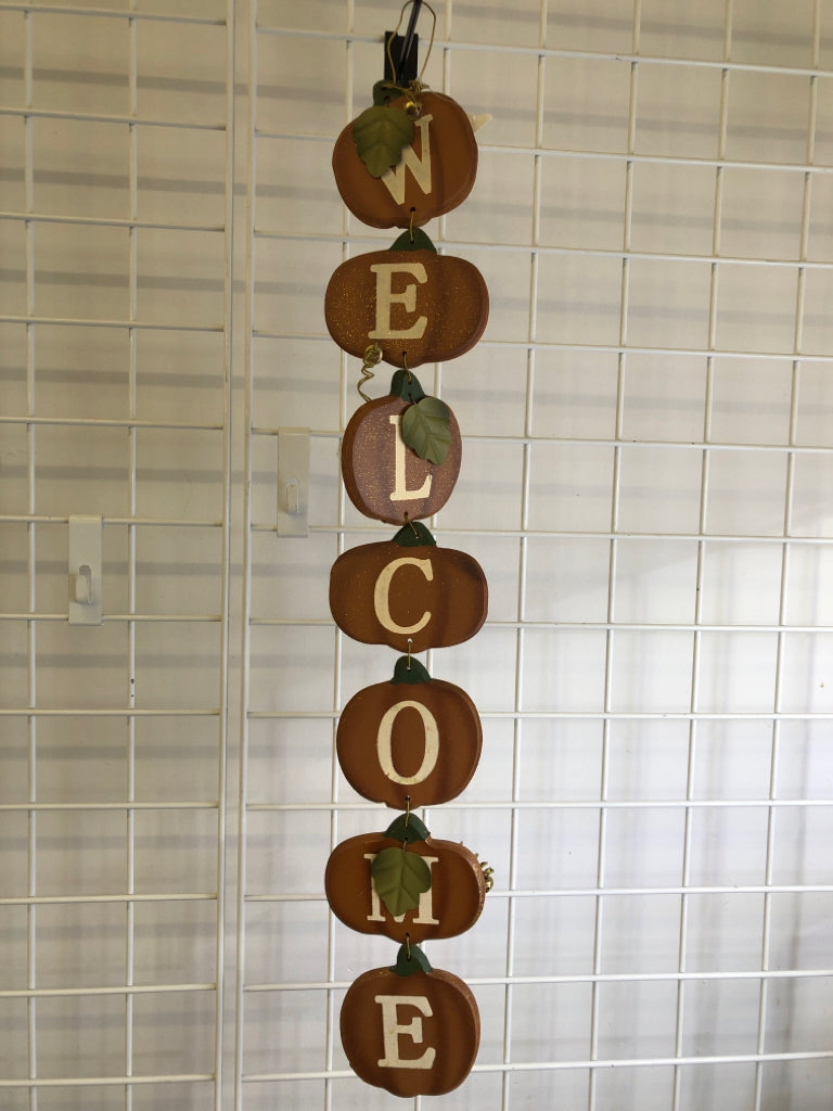 WOOD WELCOME PUMPKIN DOOR HANGING.