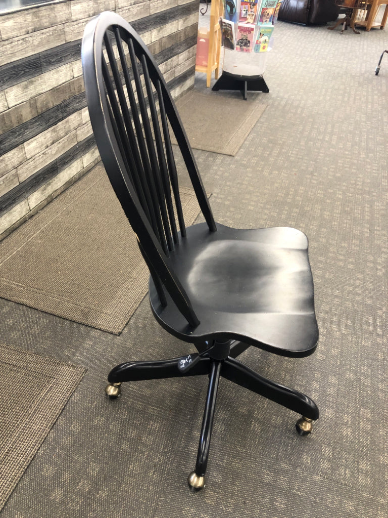 ROLLING BLACK ADJUSTABLE CHAIR.