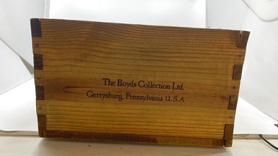VTG BOYDS BEARS COLLECTION CRATE.