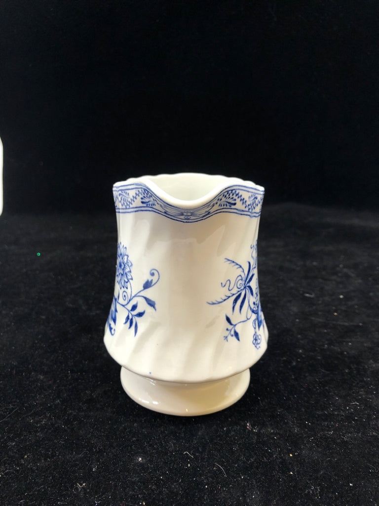 VTG BLUE/ WHITE VIDALLIA ONION PATTERN CREAMER.