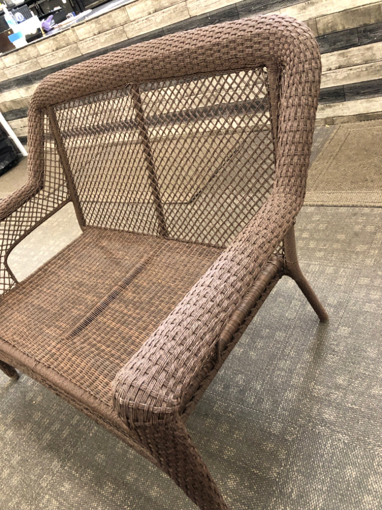 BROWN WICKER OUTDOOR LOVE SEAT.