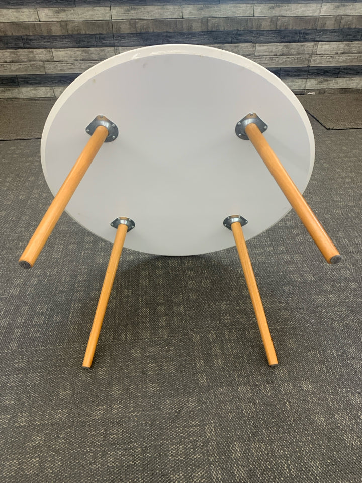 ROUND WHITE COFFEE TABLE W/WOOD LEGS.