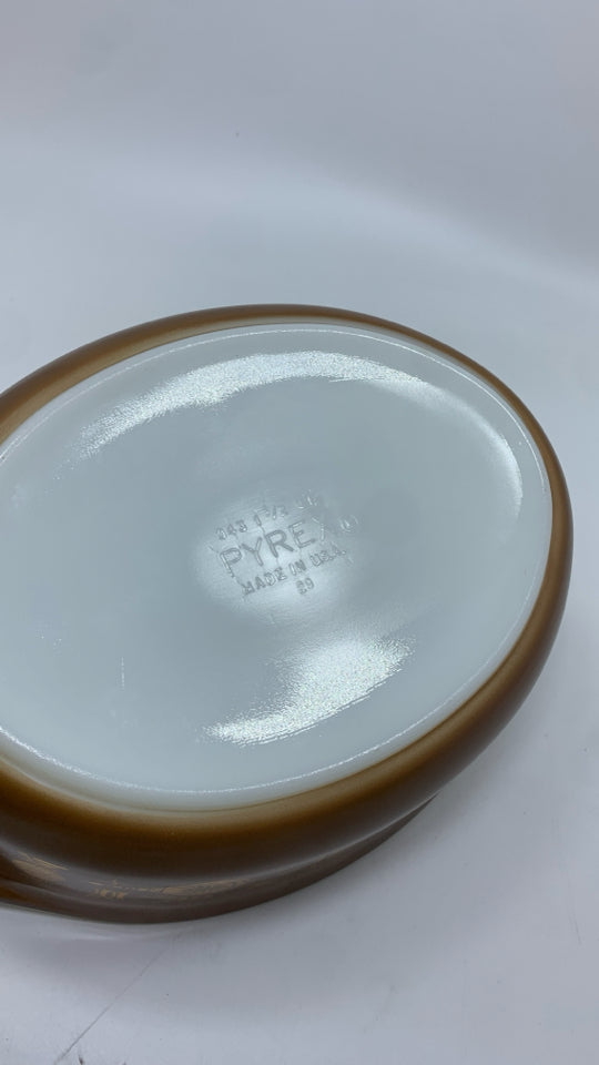 VTG PYREX OVAL CASSEROLE DISH W/BROWN+GOLD DESIGN.