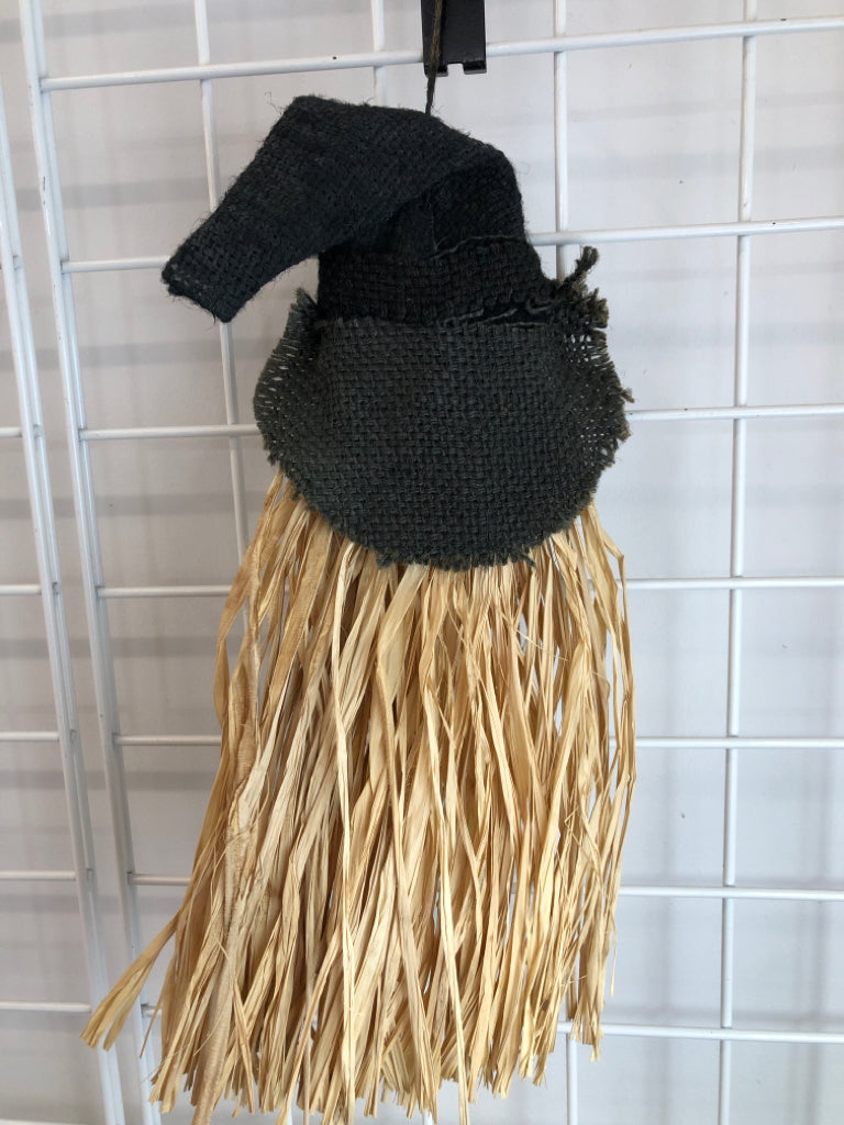 WITCH HEAD W/STRAW BODY HALLOWEEN DECOR.