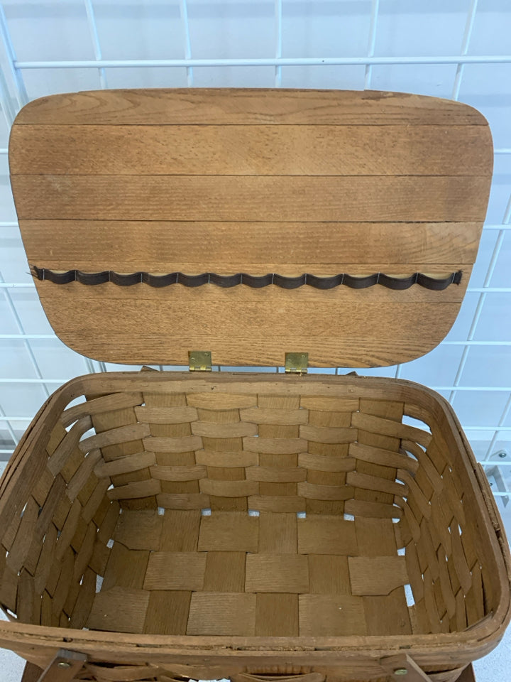FLORAL PICNIC BASKET W/ CREAM & BROWN PLATES & MUGS SERVICE FOR 4.