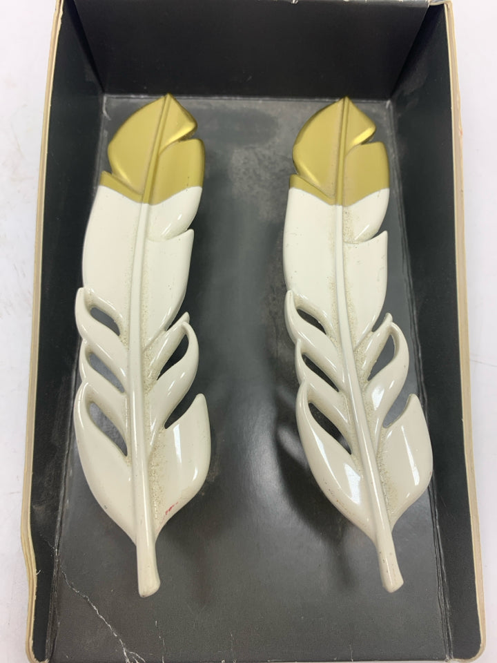 WHITE METAL FEATHER DOOR PULL SET.
