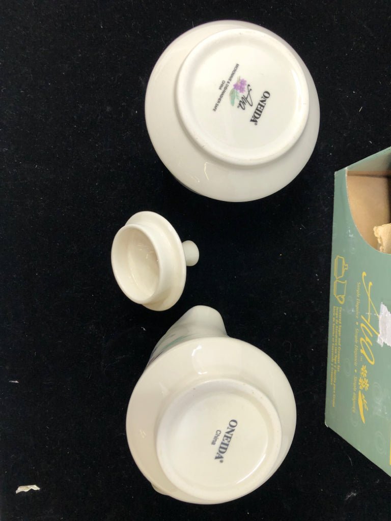 ONEIDA COVERED SUGAR AND CREAMER SET IN BOX.