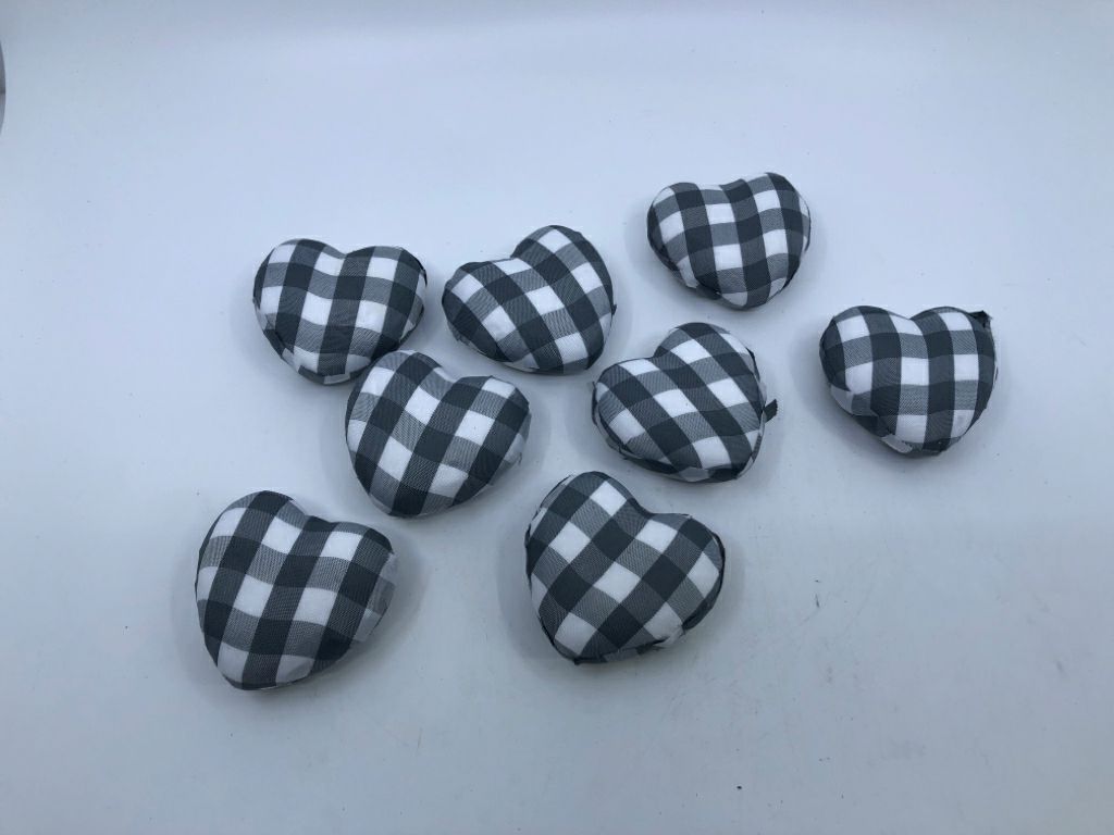 8 PC BLACK/WHITE PLAID HEARTS.