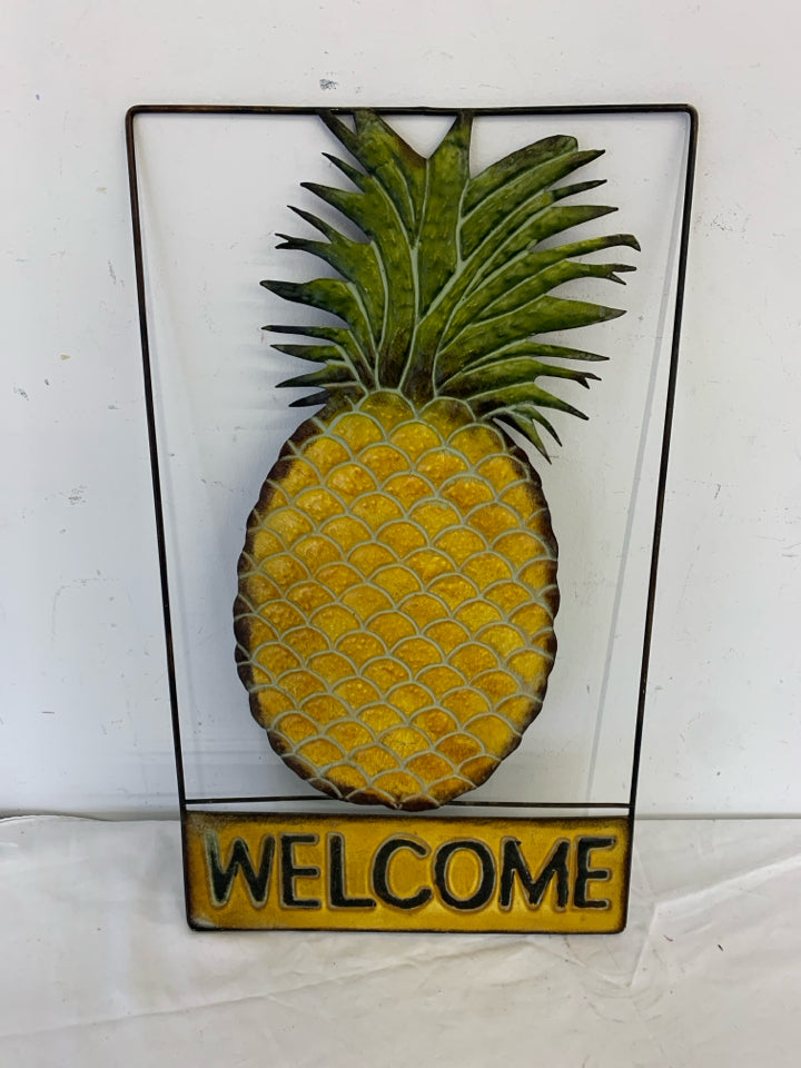 METAL PINEAPPLE WELCOME SIGN.