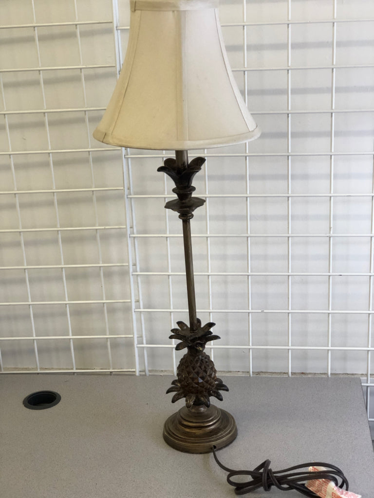 PINEAPPLE METAL BASE TABLE LAMP W/TAN SHADE.