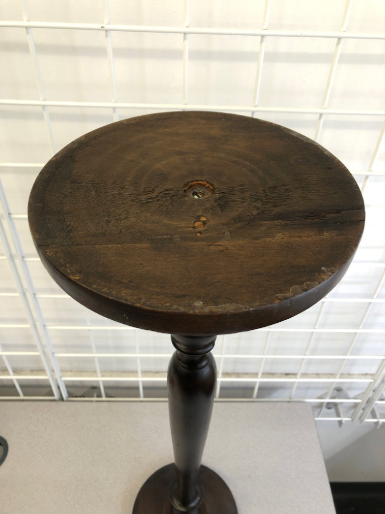 DARK WOOD PILLAR CANDLE HOLDER.