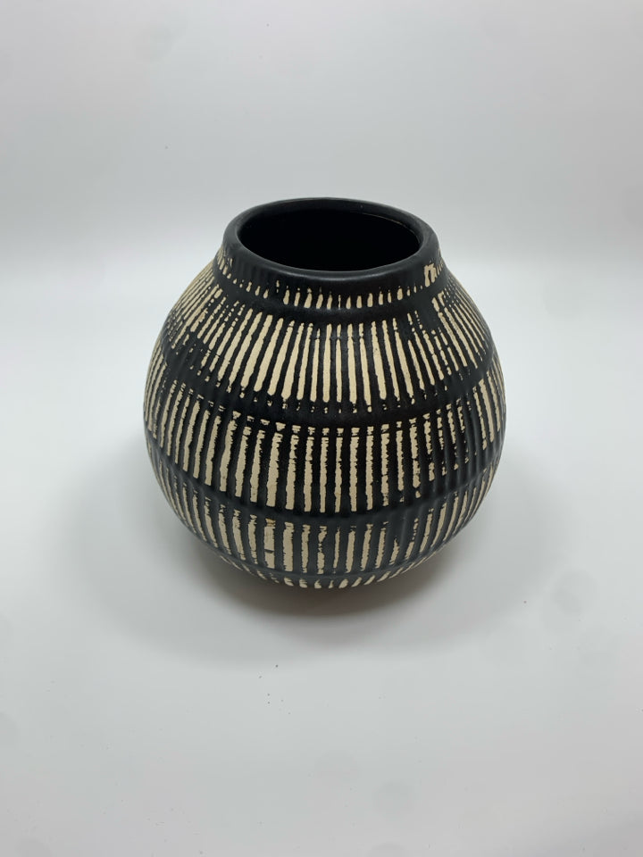 BLACK W/WHITE LINES BUD VASE.