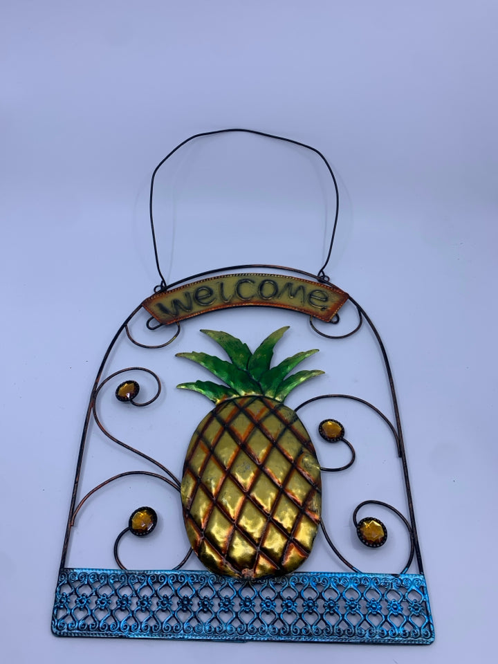 METAL WIRE PINEAPPLE HANGING WELCOME SIGN.