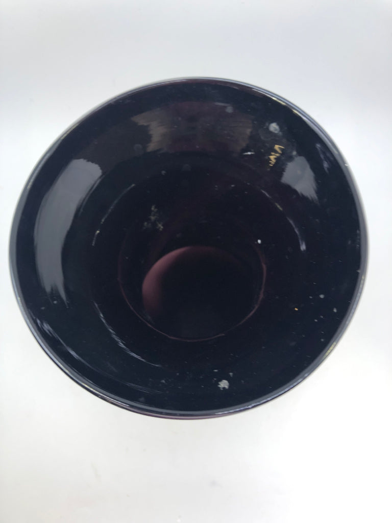 BLACK AND WHITE W PURPLE ACCENT GLASS VASE.