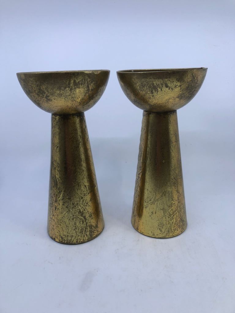 2 GOLD METAL PILLAR CANDLE HOLDERS.