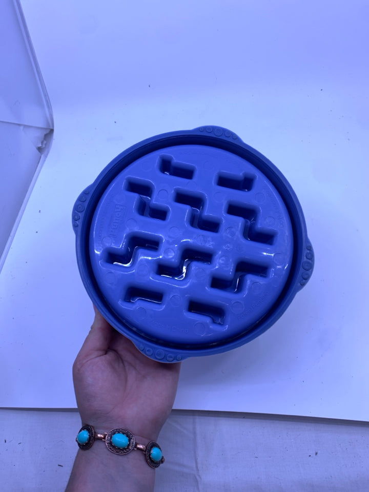 BLUE SLOW FEEDER.
