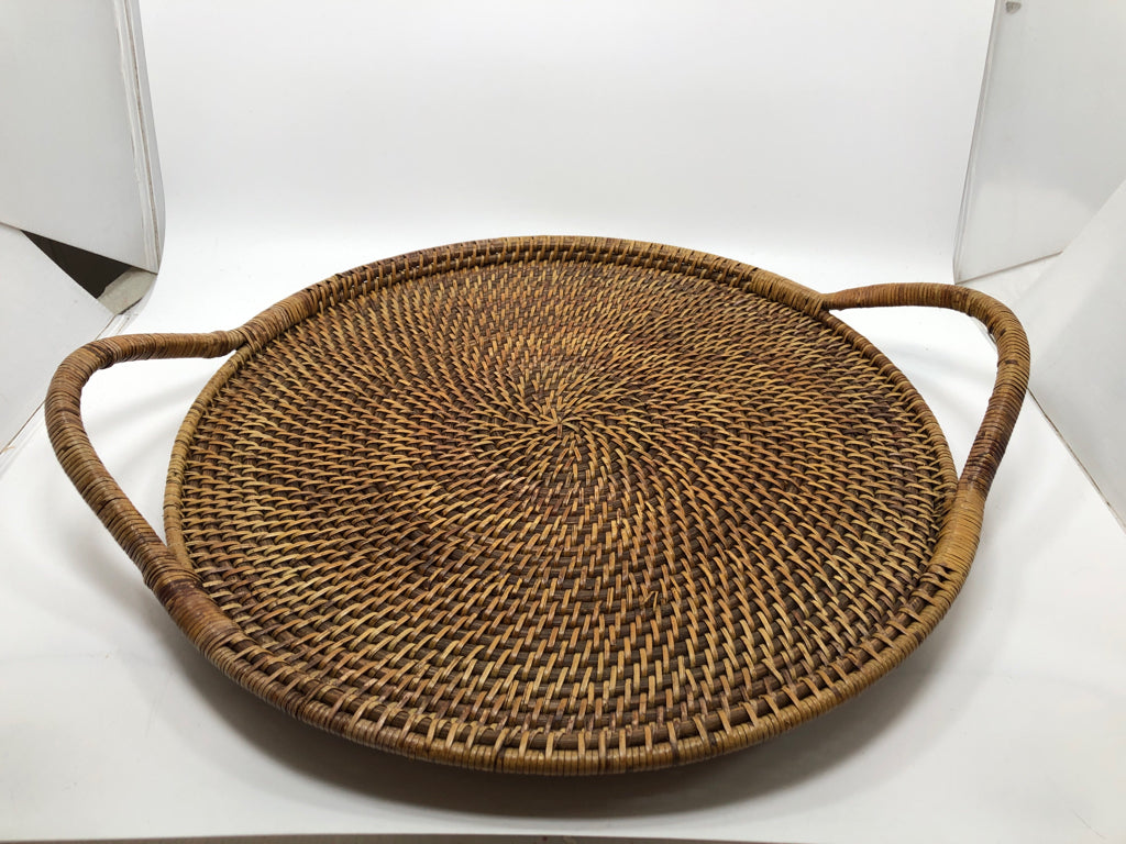 ROUND WOVEN TRAY W/HANDLES.
