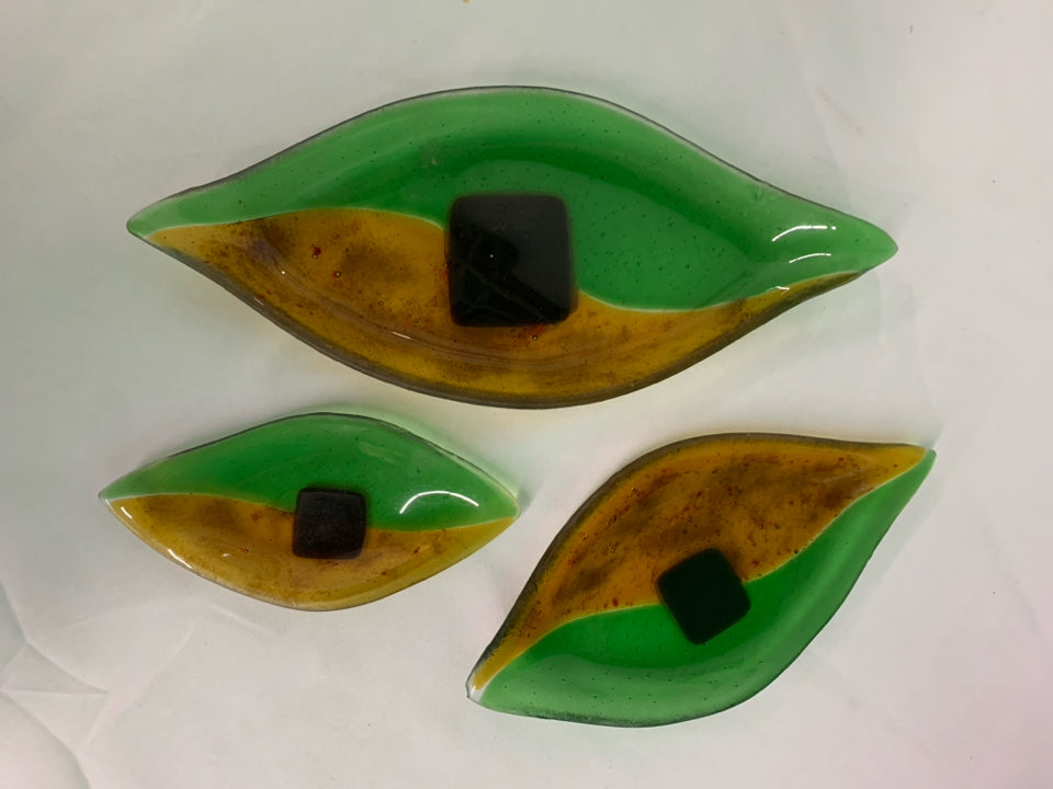 3 BLOWN GLASS OVAL TRAYS.