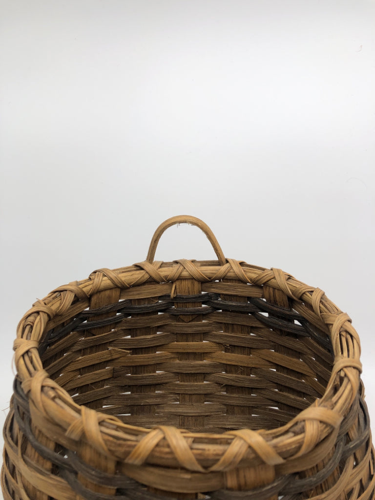 OVAL WOVEN TWO TONE WALL BASKET.