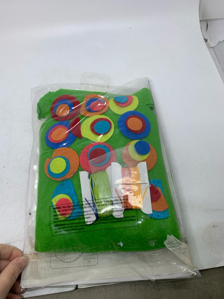NIP MAKE YOUR OWN GREEN FELT CHRISTMAS TREE PILLOW.