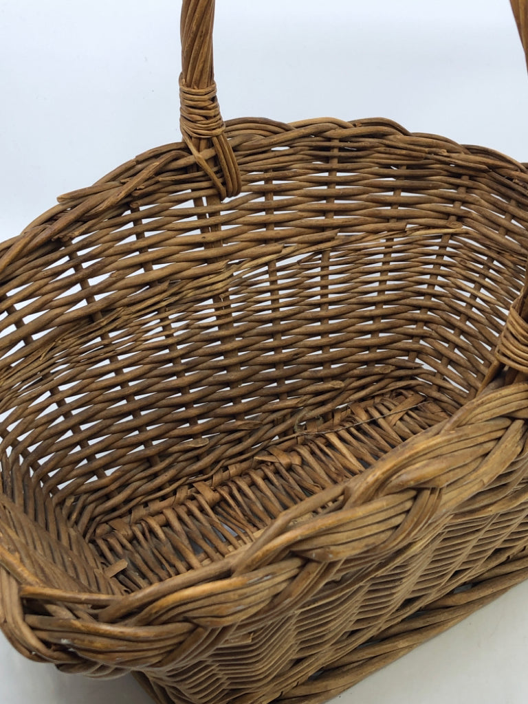 RECTANGLE BRAIDED WICKER BASKET WITH HANDLE.