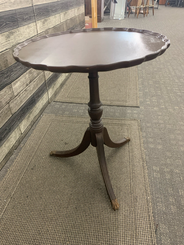 VTG BROWN CIRCLE END TABLE W/WAVY BORDER & 3 LEGS.