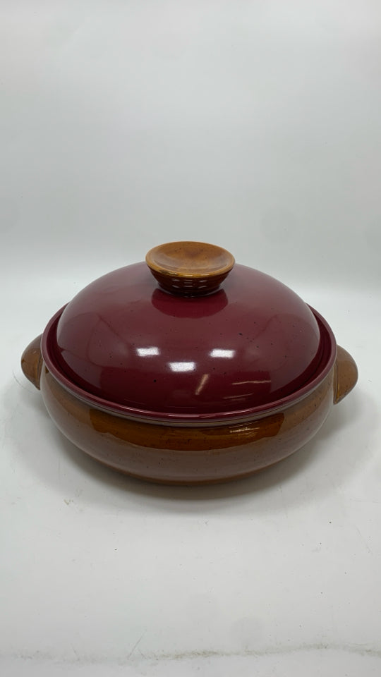 BROWN AND RED GLAZED POTTERY CASSEROLE DISH W/LID.