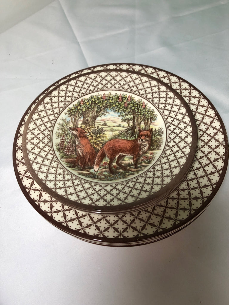 8PC FOX PATTERN DINNER SET- 4 LUNCH PLATES, 4 DINNER PLATES.