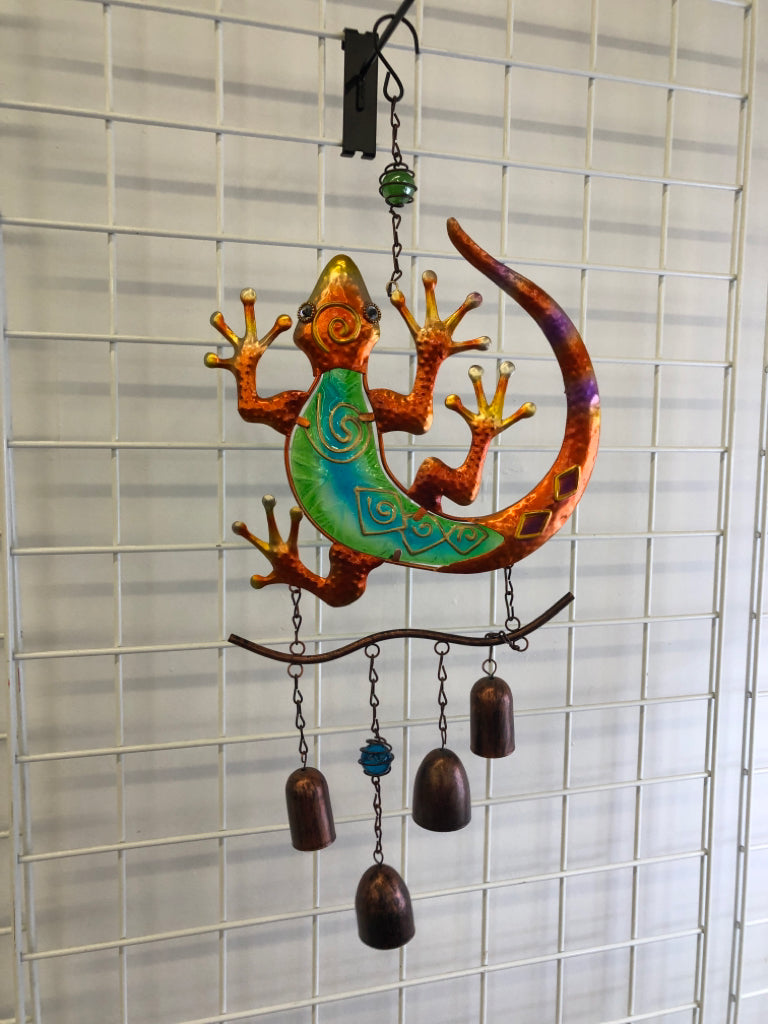 METAL IGUANA BELLS WINDCHIME.