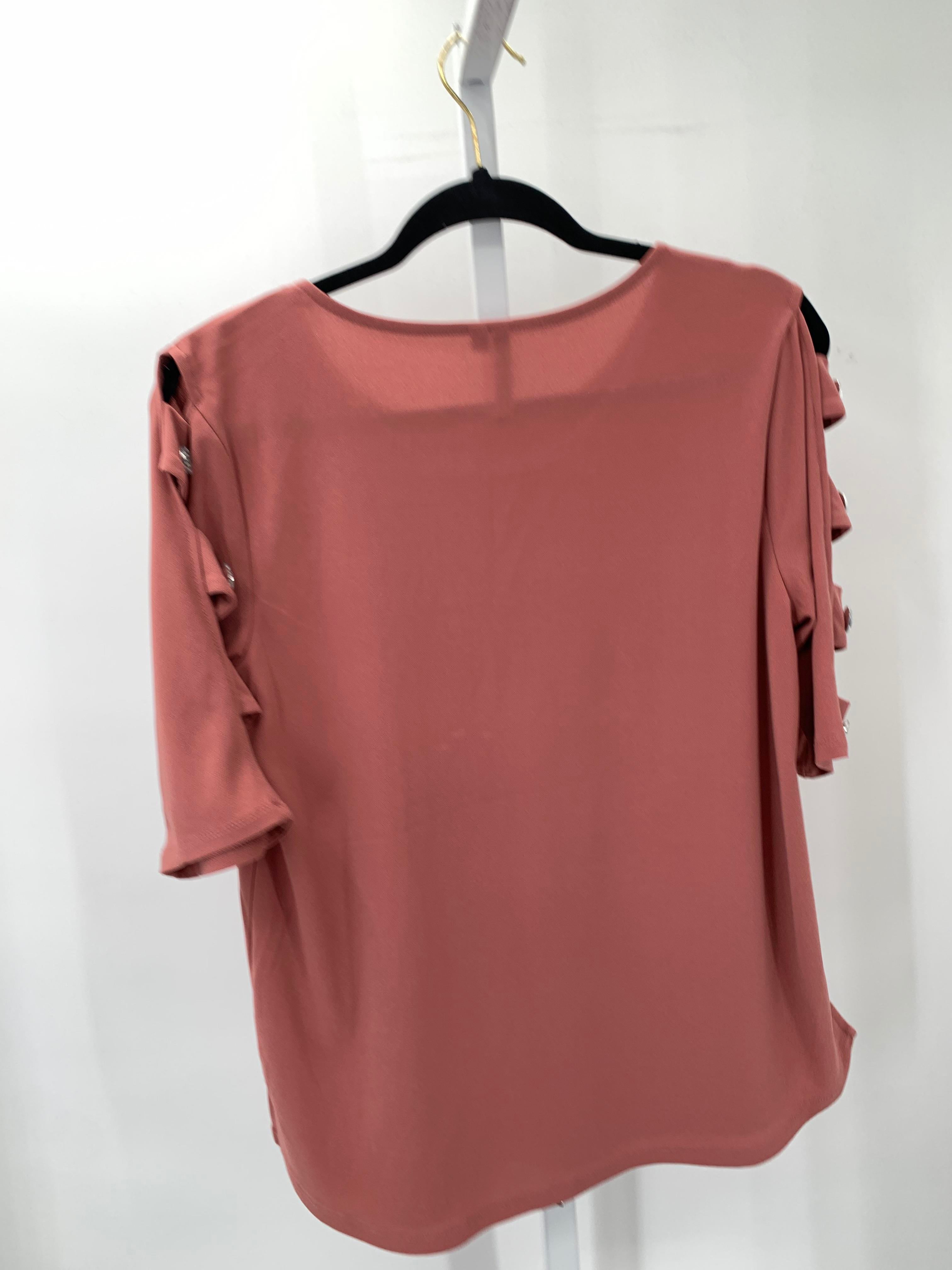 Love Scarlett Size Medium Misses Short Sleeve Shirt
