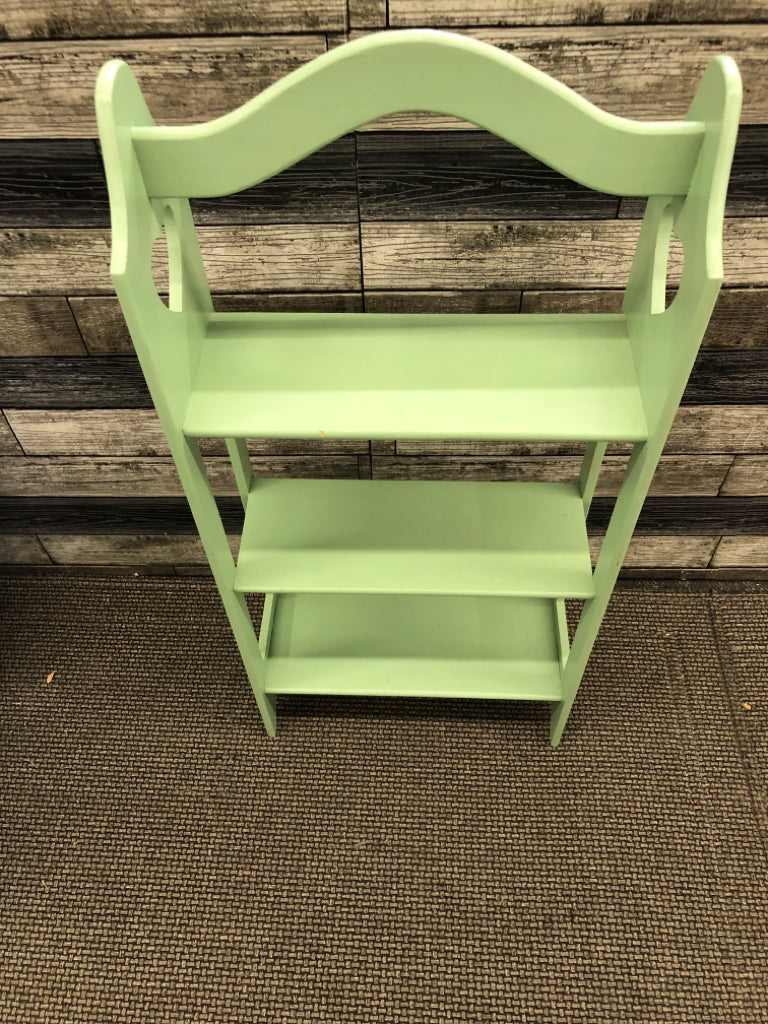 GREEN SMALL 3 SHELF W/ HEART CUTOUT.