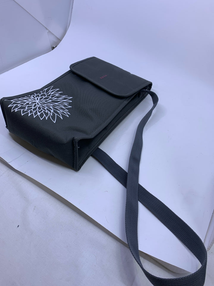 GREY WINE TRAVEL HOLDER W/ WHITE FLOWER KOKO.