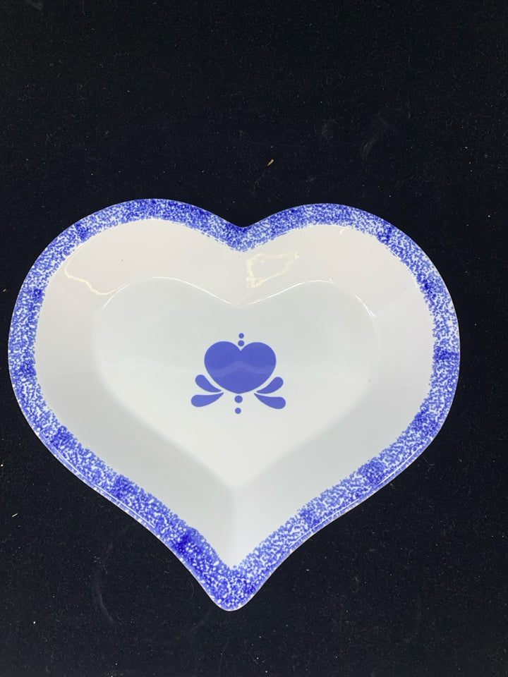 BLUE AND WHITE HEART SPONGE PLATE.